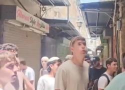 Gerusalemme, adolescenti israeliani prendono a calci e sputi commercianti e residenti musulmani nella Città Vecchia: "Morte agli arabi” - VIDEO