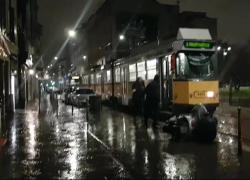 Milano, baby gang in azione in corso di Porta Ticinese, abbattuti 20 motorini nella notte, bloccati tram Atm - VIDEO