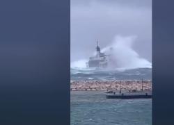 Ponza, traghetto in balia della tempesta: 5 ore di traversata da incubo con onde alte 8 metri - VIDEO