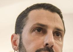 Fabrizio Corona viola tutti i divieti: senza mascherina, abbraccia i fans e parcheggia in sosta vietata