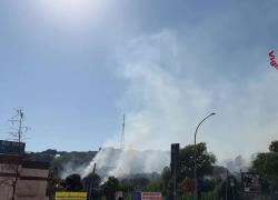 Roma nord, incendio a Monte Mario, fiamme vicino al Tribunale di piazzale Clodio, evacuate le abitazioni e gli studi Rai in via Teulada  - VIDEO