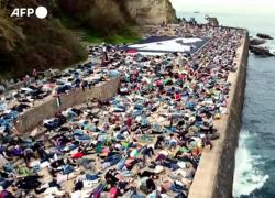 Spagna, protesta pro Palestina a San Sebastian, manifestanti a terra per simulare i 30mila morti di Gaza: "Stop al genocidio" - VIDEO
