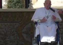 Papa Francesco in visita a sorpresa a Piazza San Pietro, il pontefice accolto da migliaia di fedeli: “Buona domenica a tutti, grazie tante!” – VIDEO