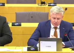 Covid, Rob Roos a Emer Cooke: "Sapeva che i vaccini si diffondono in tutto il corpo e non rimangono vicino al sito di iniezione?". La dirigente di Ema balbetta - VIDEO