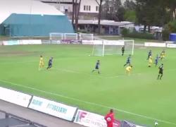  Pontassieve-Subbiano, l'allenatore Alessandro Guidotti invade il campo e sgambetta l’attaccante avversario lanciato a rete - VIDEO