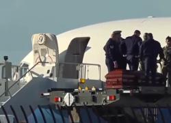 Omicidio Charlie Kirk, l'arrivo della salma a Phoenix in Arizona a bordo dell'Air Force Two, insieme al vicepresidente JD Vance - VIDEO