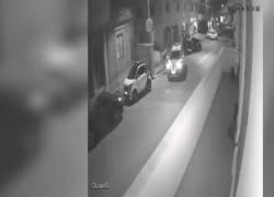 Reggio Calabria, ladro in fuga si schianta contro l'auto della Polizia a tutta velocità - VIDEO