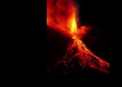 Etna, nuove spettacolari eruzioni con fontane di lava incandescente alte 300 metri e forti boati;  abbondante caduta di lapilli su Piano Vetore - VIDEO