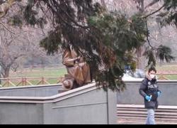 Milano, uomo trovato morto in Parco Indro Montanelli suicidatosi vicino a statua, sacchetto di plastica sul collo - VIDEO