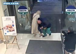 Bergamo, rumeno tenta di rapire bimba di 1 anno e mezzo all'Esselunga strappandola alla madre e le rompe il femore, arrestato - VIDEO