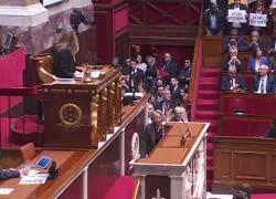 Riforma pensioni in Francia approvata: parte la Marsigliese per protesta - VIDEO