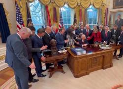 Usa, pastori evangelici pregano intorno a Trump nello studio Ovale, invocata &ldquo;protezione per Presidente e per Paese&rdquo; - VIDEO