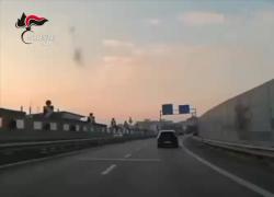 Napoli, arrestati 2 ragazzi per possesso di droga, 1,3kg tra hashish, marijuana e cocaina, l'inseguimento a 200 km/h - VIDEO