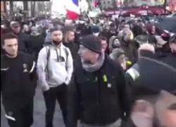 Parigi, proteste No Green pass invadono la città: VIDEO
