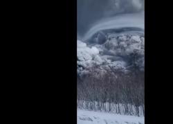 Russia, eruzione vulcano in Kamchatka: colonna di ceneri fino a 15 km nell'atmosfera ricopre ogni cosa - VIDEO