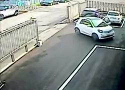 Omicidio Bellocco, Andrea Beretta entra nella Smart con “Totò” che cerca di scappare, ma il capo ultras gli spara e lo accoltella - VIDEO