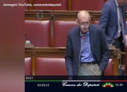 Fassino col cedolino in aula: “Guadagno 4170 euro”, ma in realtà sono 13mila, lui: “Li uso per la politica” – VIDEO