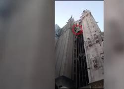 Milano, si arrampicano sulla guglia della Madonnina del Duomo, denunciati due climber francesi - VIDEO