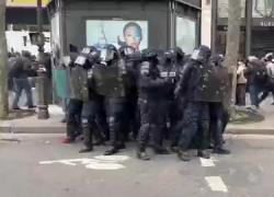 Francia, proteste riforma pensioni: polizia antisommossa scappa da Place de l'Opéra dopo gli scontri - VIDEO