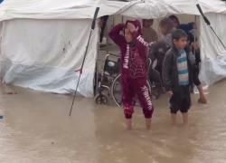 Gaza, 12 morti tra cui 3 bambini e 27mila tende sott’acqua dopo la tempesta Byron ma Israele continua a bloccare gli aiuti umanitari - VIDEO
