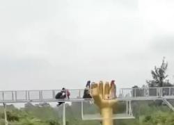 Crolla ponte di vetro in Indonesia nella foresta, una turista precipita da 9 metri e muore - VIDEO
