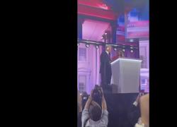 Trump prova a baciare Melania alla convention repubblicana di Milwaukee, ma lei si sposta e gli porge la guancia - VIDEO virale