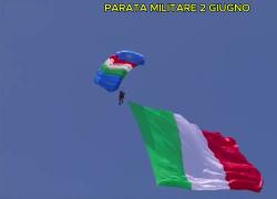 Parata del 2 giugno, i paracadutisti della 'Folgore' atterrano ai fori imperiali con un Tricolore lungo 200 metri - VIDEO