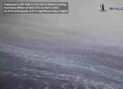 Uragano Milton, una nave in mezzo alle onde alte nove metri nel Golfo del Messico durante il passaggio della tempesta - VIDEO