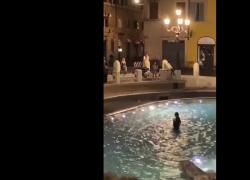 Fontana di Trevi, bagno proibito di notte. Il VIDEO dell'italiano bloccato dalla Polizia
