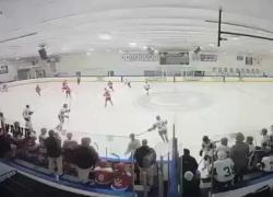 Sparatoria a Rhode Island in una partita di hockey su ghiaccio, trans Robert Dorgan uccide moglie e fratello e poi si suicida - VIDEO