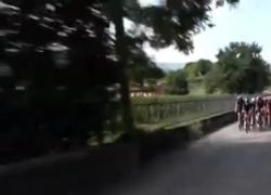 Incidente per Alice Toniolli, caduta contro un muretto durante la gara femminile del Circuito dell'Assunta - VIDEO