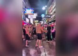 Thailandia, turisti israeliani accerchiati e picchiati da cittadini locali, i thailandesi: “Arroganti, non rispettano le regole e ci provocano” - VIDEO
