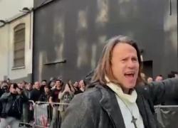 Milano, Padre David fa rito esorcista davanti a discoteca Alcatraz prima di concerto metal: “Liberatevi dal male, ricordate che vi siete vaccinati” - VIDEO