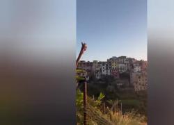 Cinque Terre, sesso a pecorina sul balcone in pieno giorno davanti alla scogliera di Corniglia - VIDEO