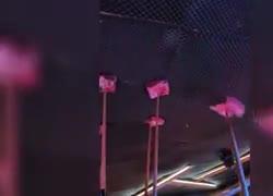 Crans-Montana, pannelli fonoassorbenti del soffitto tenuti su con le stecche da biliardo appoggiate su degli sgabelli - VIDEO