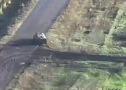 Blindato russo passa sulle mine visibili a occhio nudo e salta in aria: chi era alla guida? - VIDEO