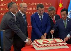 Abbraccio tra Salvini e ambasciatore russo Paramonov, il Pd tuona: "Sconcertante", il leghista: "Meglio stretta di mano a sguardo rabbioso" - VIDEO