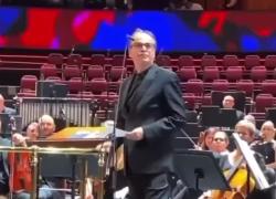 Londra, direttore d'orchestra israeliano Volkov: "Ciò che succede a Gaza è atroce, palestinesi non sanno quando sarà loro prossimo pasto" - VIDEO
