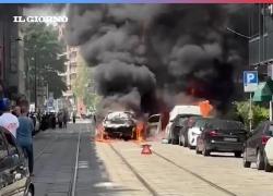 Milano, auto elettrica esplode in via Rubens “dopo urto con sampietrino”, oltre al Suv Kia bruciano anche altri due veicoli - VIDEO