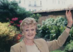 Addio ad Angela Lansbury, morta l'indimenticabile Signora in giallo: aveva 96 anni