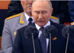 Putin con la cravatta italiana alla parata: "Regalo di Berlusconi"
