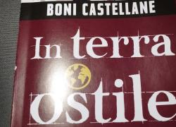 "In terra ostile" di Boni Castellane: come siamo giunti al nostro presente distopico