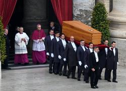 Funerali Benedetto XVI, Biden assente. Casa Bianca: "In linea con i desideri del defunto Papa", c'è l'ambasciatore al suo posto