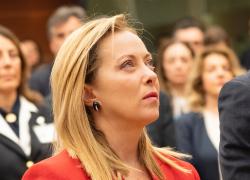 Covid, vaccini ai minori: "fermate la somministrazione". Appello a Giorgia Meloni e al Ministro della Salute