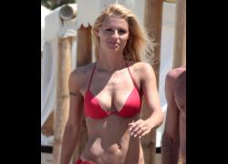 Michelle Hunziker e Angiolini: lui le bacia il lato B e...estate bollente-FOTO