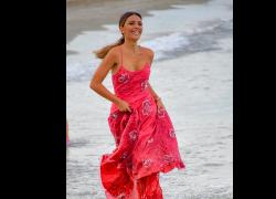 Venezia 78, la madrina Serena Rossi fa il "bagno" illuminando la laguna con il prezioso look Giorgio Armani Privè. FOTO
