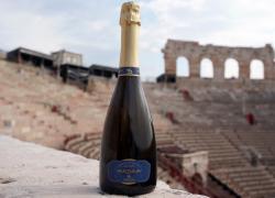Vino. Sartori partner ufficiale di Fondazione Arena con Arnea Soave Brut presentato in un nuovo packaging