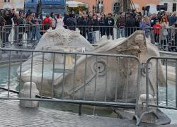 Roma, fontana della Barcaccia transennata per l'arrivo nella Capitale dei tifosi del Feyenoord