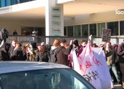 Torino, manifestanti pro-Pal occupano e vandalizzano la sede de La Stampa, sui muri scritte "Fuck Stampa" e "Free Shahin" - VIDEO