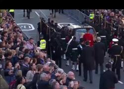 Principe Andrea insultato durante la processione della regina Elisabetta: VIDEO